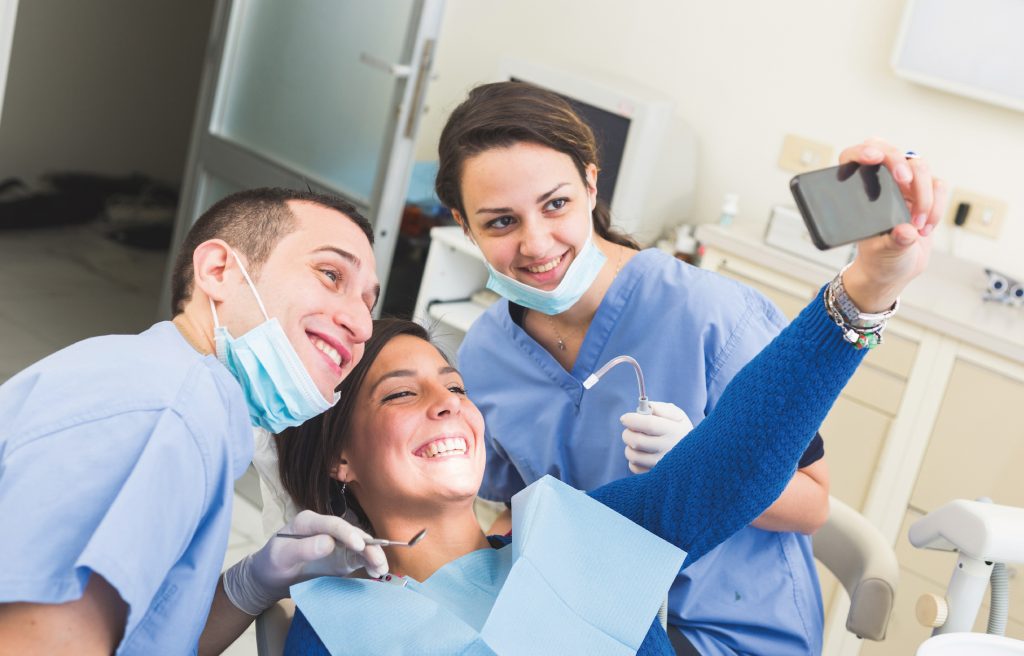 dentisti e pazienti sorridenti